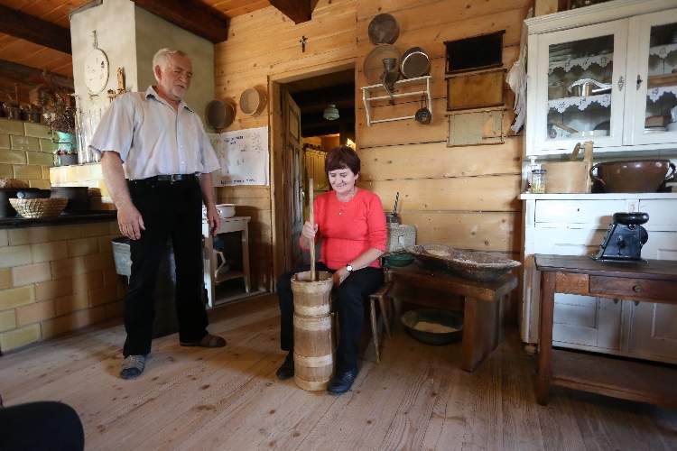 Zdjęcie w muzeum regionalnym, przewodnik tłumaczy zastosowanie urządzenia